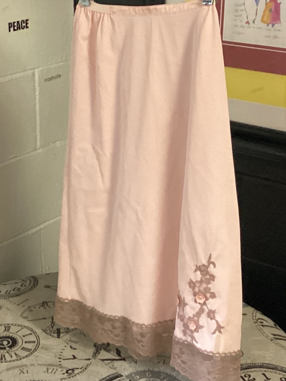 Vintage  Half Slip Womens  PEACH / MOCHA LACE.  Lovely medium